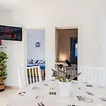 3 Bedroom Gorgeous In בית נופש וולה לוקה